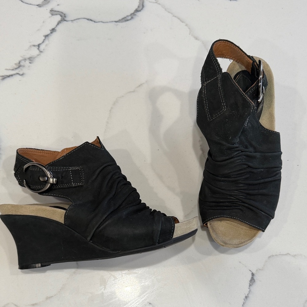 Earthies Black Wedge Sandals